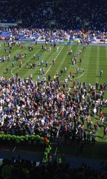 FAIL! Reading fans invade pitch thinking they made playoffs